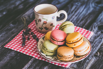Tasse de café et petits macarons colorés