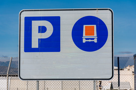 Parking reservado para vehiculos industriales que transportan mercancias peligrosas