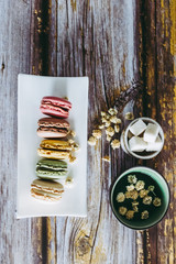 Assortiment de macarons et thé à la camomille