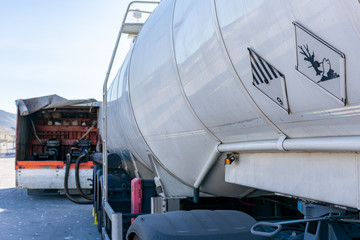 Camion cisterna de combustible marino descargando 