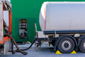 Camion cisterna de combustible marino descargando 