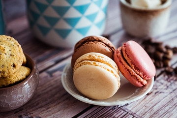 Trois macarons vanille chocolat et fruits rouges