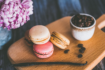 Macarons colorés posés sur une planche en bois