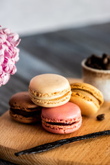 Macarons vanille fraise café chocolat sur la table de cuisine