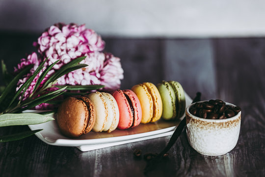 Assortiment de biscuits macarons avec divers parfums