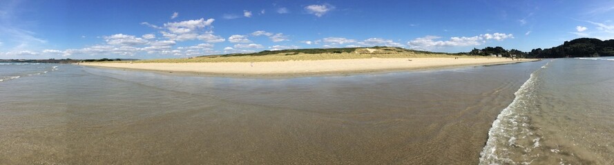 Promenade le long du chemin et sur la plage à Saint Anne La Palud en Bretagne Finistère Cornouailles