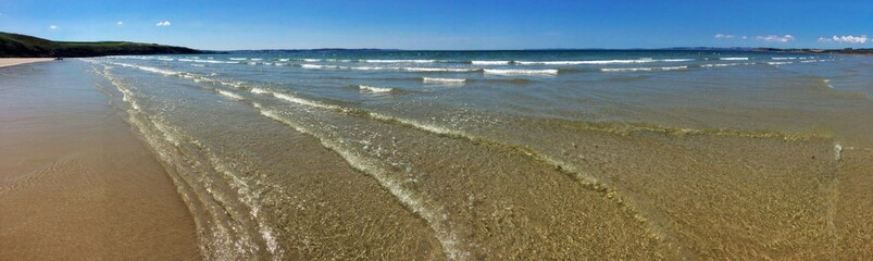 Promenade le long de la côte sur la plage à Saint Anne La Palud en Bretagne Finistère Cornouailles
