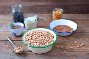 Kichererbsen und Körner	