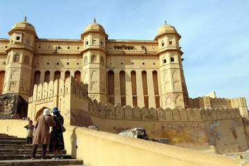 Obraz premium Tourists take photos at the famous Amber Fort, Jaipur India