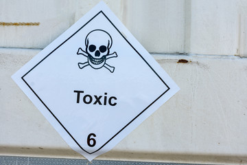 Etiqueta de peligro por producto toxico en el transporte