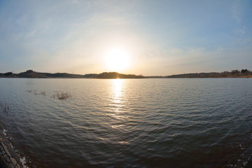 Fototapeta na wymiar Watch the sunset on the lakeside