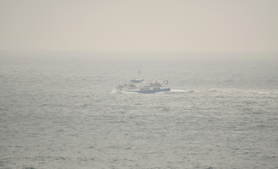 En Bretagne dans le Finistère un ferry dans la brume rentre de l'Ile d'Ouessant