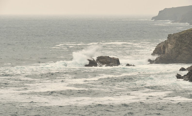 La Bretagne son rivage ses rochers ses falaises ses chemins c&ocirc;tiers ses ports de p&ecirc;che anciens et nouveaux ses digues les vagues la puissance de l'Oc&eacute;an et l'immensit&eacute; &agrave; perte de vue