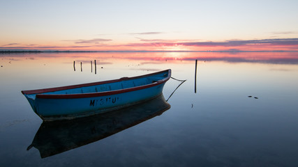 Barque de pêcheur sur l'étang du Vaccarès, en Camargue.