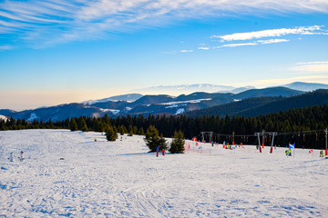 Arena Platos ski and snowboard station is located in the Cindrel mountains at an altitude of 1400 m, on the Poiana Poplacii plateau, 30 km from the city of Sibiu and 1 km from the entrance to Păltinis