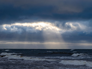 Obraz premium beautiful seascape, dark clouds and white waves