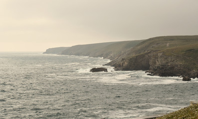 La Bretagne son rivage ses rochers ses falaises ses chemins côtiers ses ports de pêche anciens et nouveaux ses digues les vagues la puissance de l'Océan et l'immensité à perte de vue