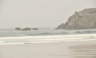 La Bretagne paysages marins phares brume embruns rochers falaises vagues et assauts de l'Océan Atlantique lors des tempêtes