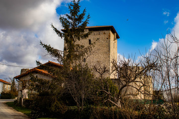 Fototapeta premium Castillo ubicado en el pueblo Mendoza de Araba Alava