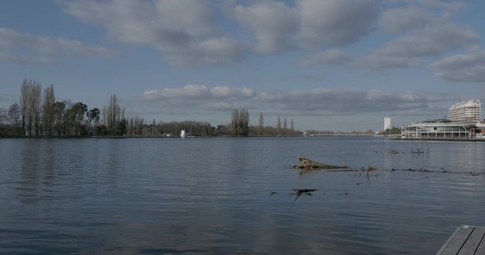 Lac d'Allier &agrave; Vichy, magnifique plan d'eau urbain d&eacute;di&eacute; aux activit&eacute;s nautiques entre la rotonde et le pont de l'Europe