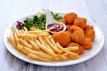nuggetsy z kurczaka z frytkami i sałatą © robert6666
