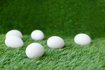 Naklejka premium white chicken eggs on green grass, which are a symbol for the celebration of the Easter religious holiday among Christians and Catholics