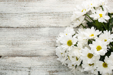 Obraz premium bouquet of daisies on a white wooden background