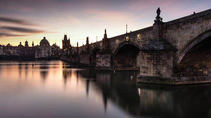 Prager Karlsbrücke zum Sonnenaufgang