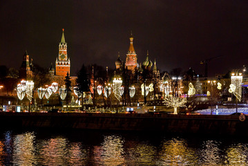 Fototapeta na wymiar View of the Kremlin from Raushskaya embankment on a winter evening