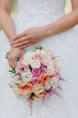 Obraz na płótnie Canvas wedding bouquet at bride's hands