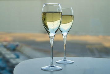 Nahaufnahme von zwei vollen Gläsern Champagner 