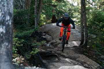 Naklejka premium downhill mountainbiking requires high concentration