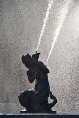 Brunnenskulptur auf dem Rossio-Platz in LIssabon im Gegenlicht