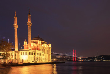 Fototapeta na wymiar Amazing sunrise at ortakoy mosque in Istanbul, Turkey