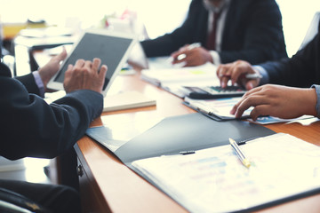 Business managers are analyzing and presenting results to the team to plan future work.