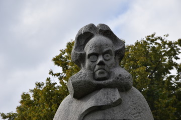 Fototapeta na wymiar Statue von Henrik Ibsen in Norwegen