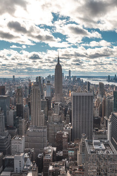 New York, United States »; January 5, 2020: Top of the Rock in New York, beautiful view of the Empire State Building © unai
