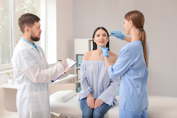 Obraz premium Beautiful woman meeting with plastic surgeon in clinic