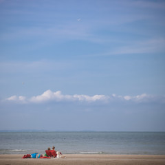 personnes au bord de la mer en vacances