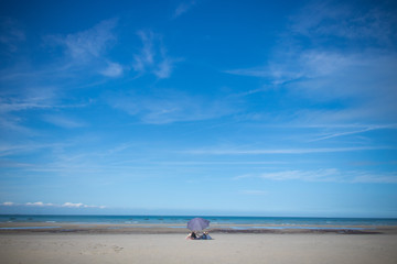 parasol sur une plage vide