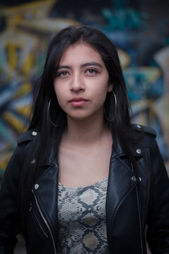 Chica rockera seria