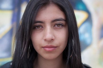 Mujer latina sonriente