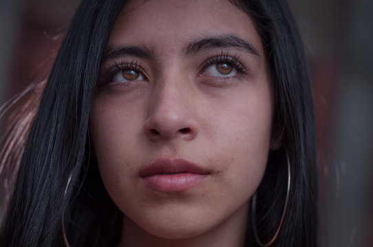mujer viendo al horizonte