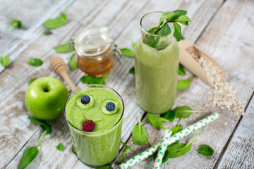 Smoothie of spinach, apple and honey