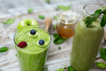 Smoothie of spinach, apple and honey
