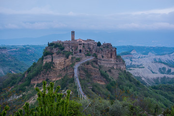 Obraz premium Miasto duchów Civita di Bagnoregio w Lazio we Włoszech wieczorem