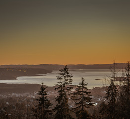 Zachód słońca nad Oslo stolicą Norwegii widok na Oslofjord - obrazy, fototapety, plakaty