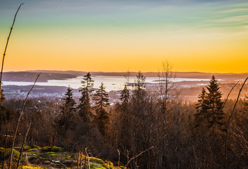 Zachód słońca nad Oslo stolicą Norwegii widok na Oslofjord © Dreamnordno
