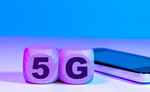 5G &eacute;crit sur des cubes en bois devant un t&eacute;l&eacute;phone portable - R&eacute;seau de 5e g&eacute;n&eacute;ration