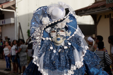 Portrait de Touloulou en bleu au carnaval de Cayenne en Guyane française